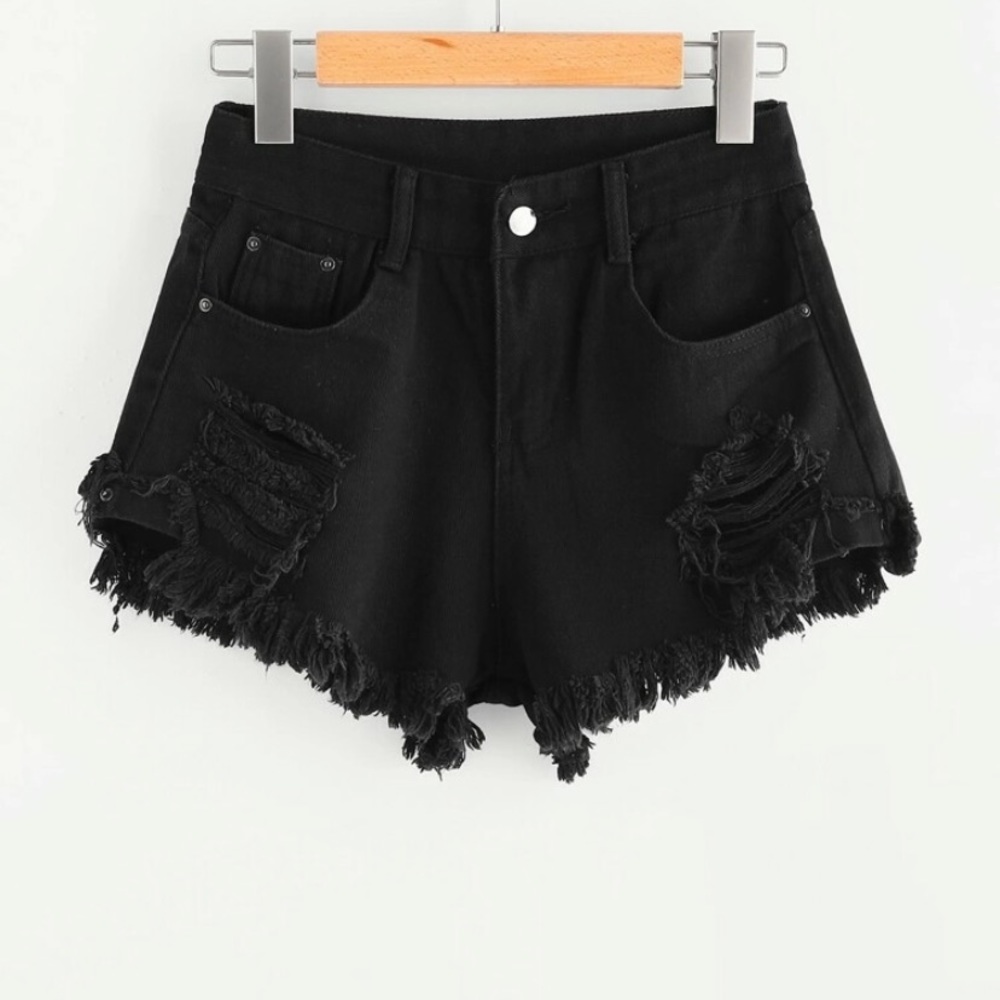 DISTRESSED BLACK DENIM SHORTS • Romwe